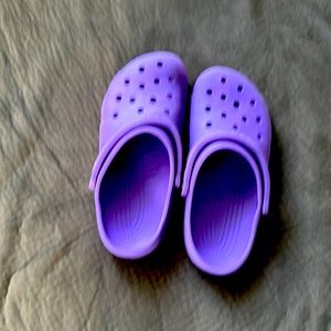 Great pair of purple crocs size 7 in men and 9 in woman